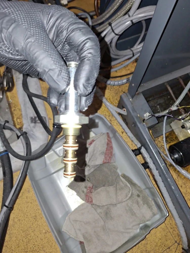 Hydraulic valve varnish deposits